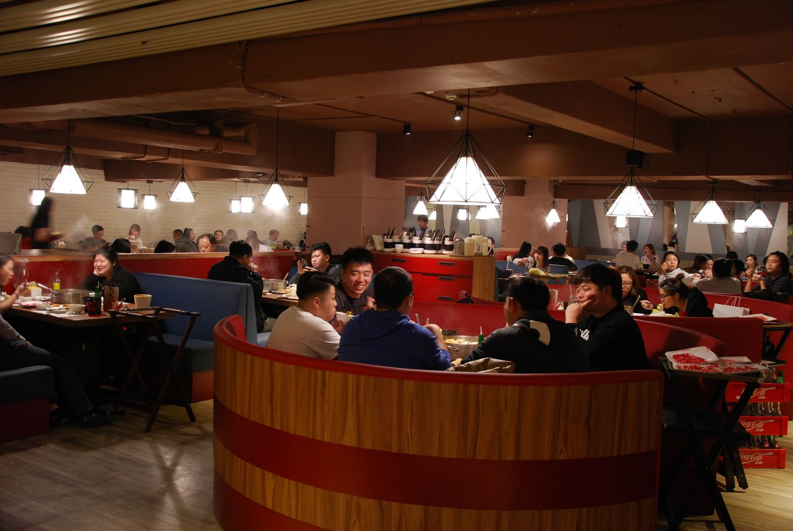 滿堂紅頂級麻辣鴛鴦鍋＠台北松江店, 內部裝潢與用餐空間