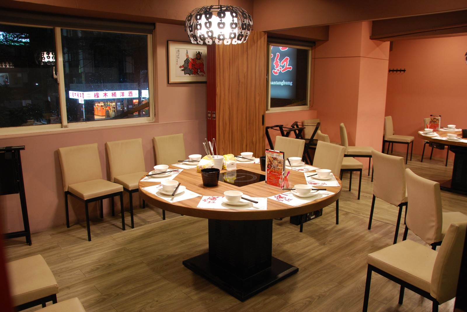 滿堂紅頂級麻辣鴛鴦鍋＠台北松江店, 內部裝潢與用餐空間