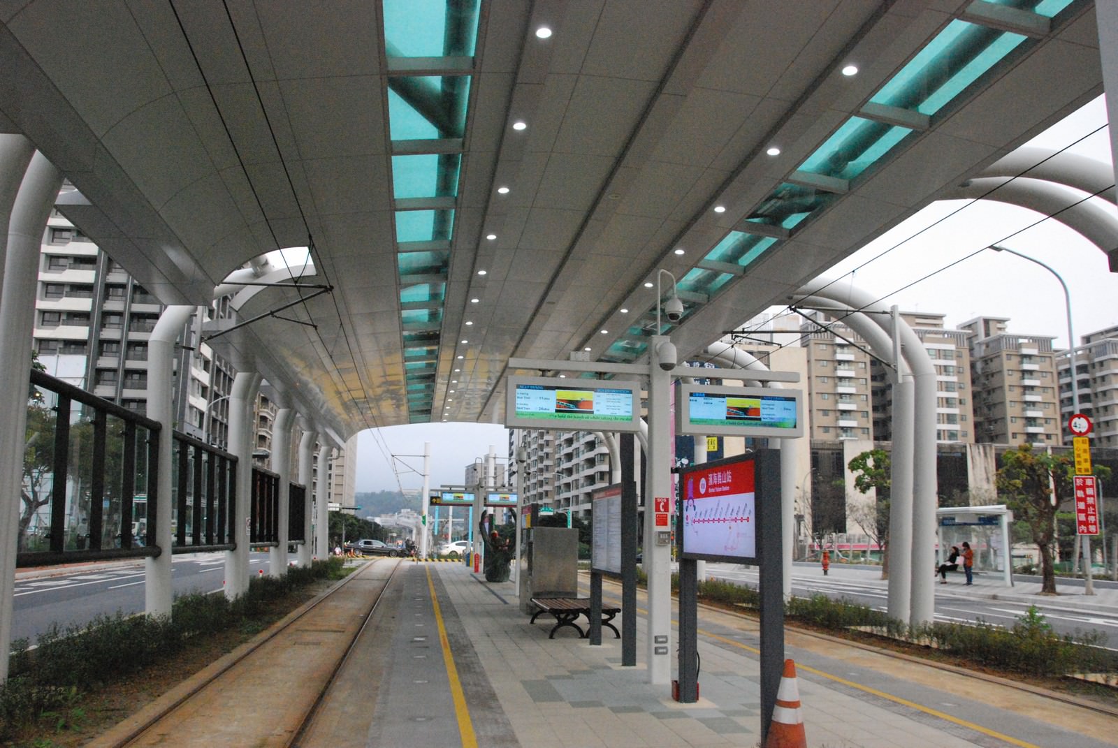 淡海輕軌綠山線, 輕軌濱海義山站, 月台