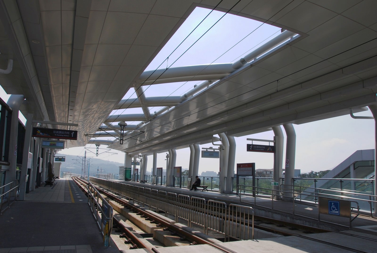 淡海輕軌綠山線, 輕軌淡江大學站, 月台