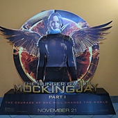 Movie, The Hunger Games: Mockingjay - Part 1 (飢餓遊戲：自由幻夢I) (饥饿游戏3：嘲笑鸟) (飢餓遊戲終極篇：自由幻夢1), 海報看板, 微風國賓影城